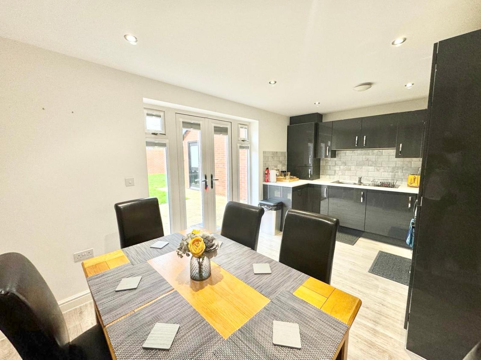 Home Centrally Located In Folkestone, Great Location For Families Or Workers Zewnętrze zdjęcie