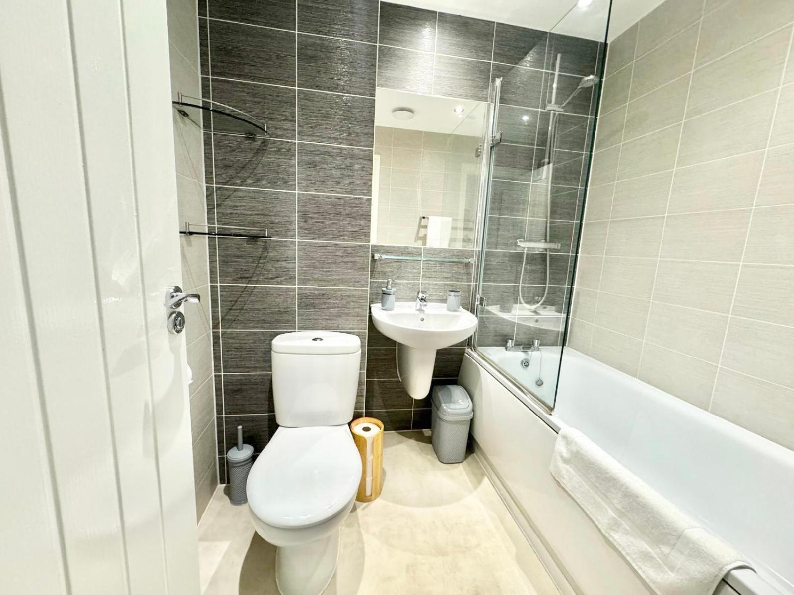 Home Centrally Located In Folkestone, Great Location For Families Or Workers Zewnętrze zdjęcie